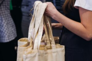 How to Choose Corporate Gifts: Understand the Psychology Behind Strategic Business Gifting